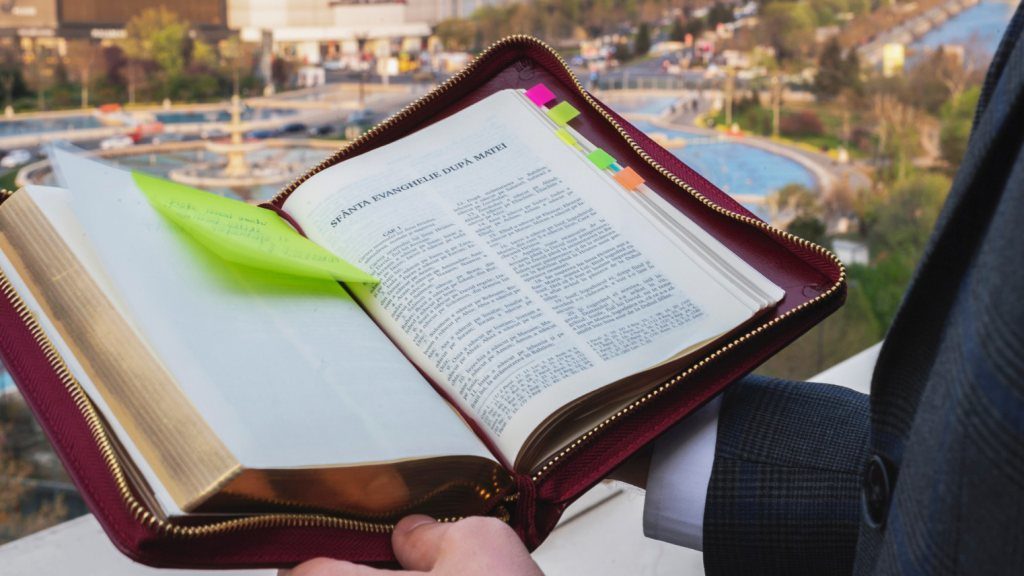 În 13 noiembrie serbăm Ziua Bibliei și îl cinstim pe cel mai mare exeget al ei