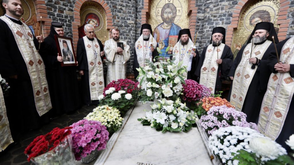Rugăciuni pentru Arhiepiscopul Justinian la Rohia | „Lumina pe care a răspândit-o nu se împuţinează”