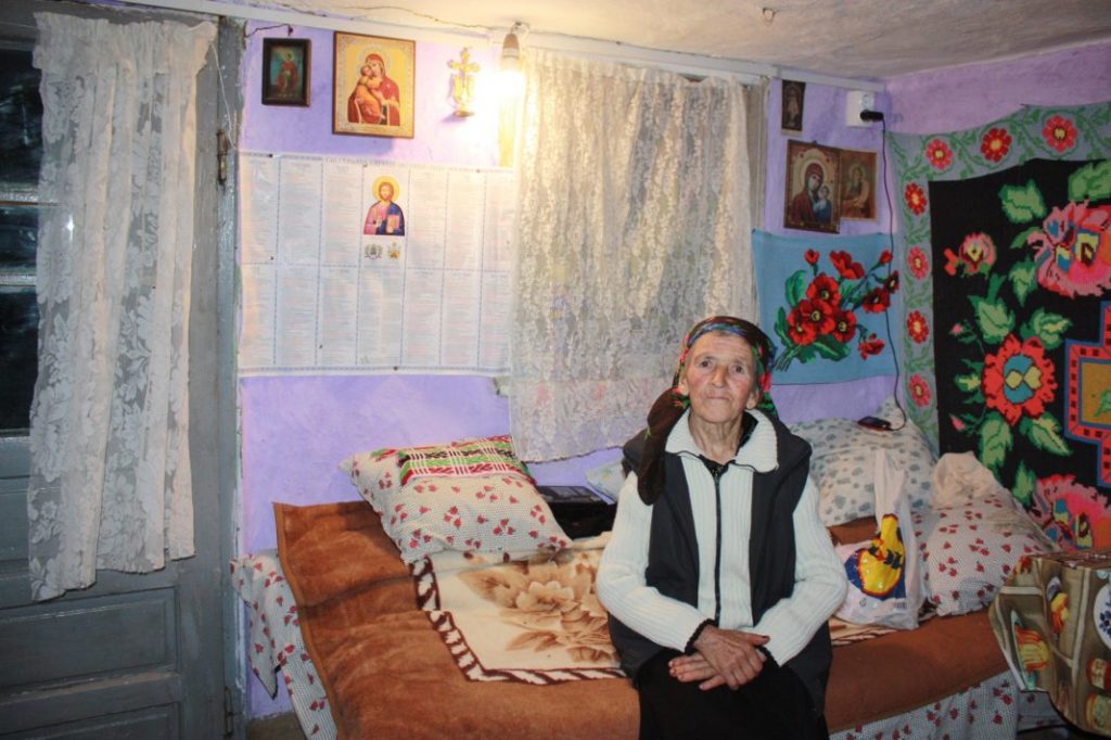 Panouri solare pentru Tanti Călina: Lumină în suflet are din belșug, ne-am dorit să-i aducem și puțină în casă
