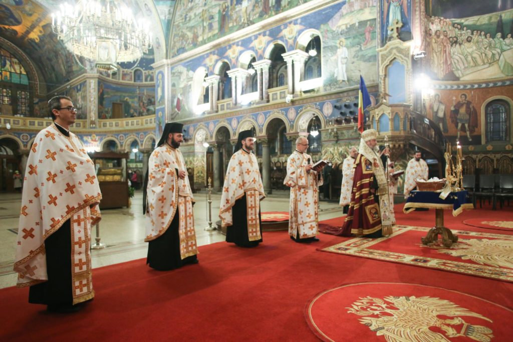 Hram la Sibiu: În ajun, moaștele Sf. Andrei Şaguna au fost purtate în procesiune în jurul Catedralei