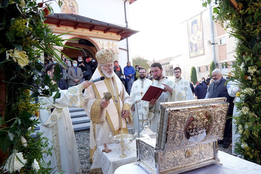 Moaștele Sf. Nectarie așezate în raclă nouă la Biserica „Sf. Împărați” din Pitești. „Acest sfânt e o bucurie”