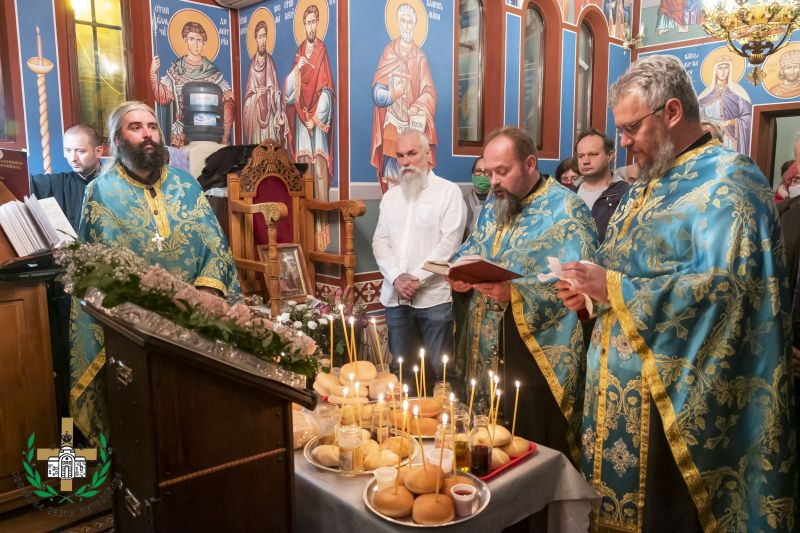 Празнична вечерня за Въведение Богородично в столичния кв. „Дружба“