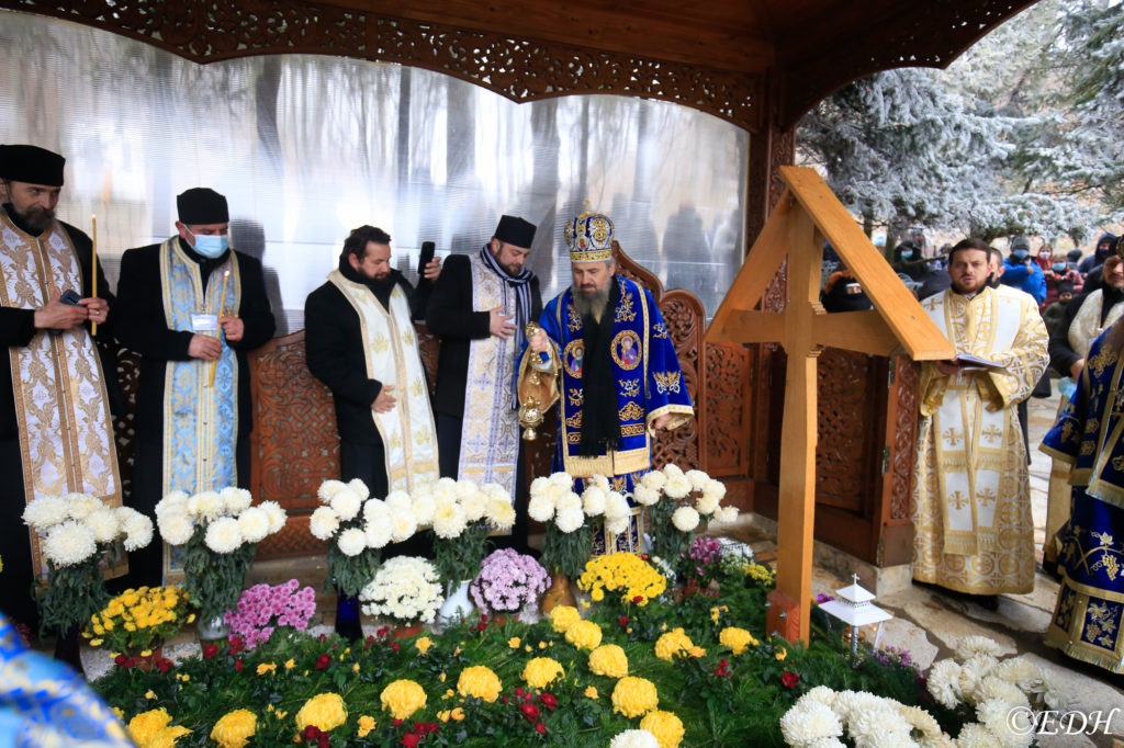 Părintele Arsenie Boca a fost pomenit la Mănăstirea Prislop la 31 de ani de la trecerea în veșnicie