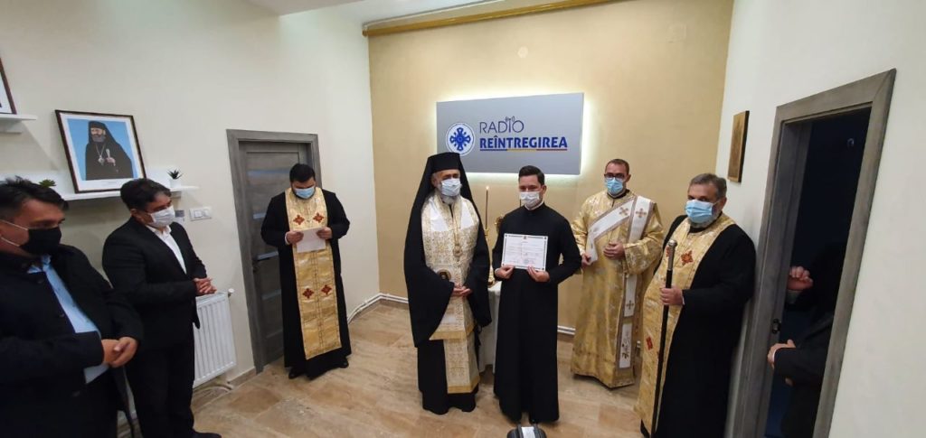 IPS Irineu a binecuvântat sediul Radio Reîntregirea | „Prin undele hertziene putem ajunge la sufletele ascultătorilor”