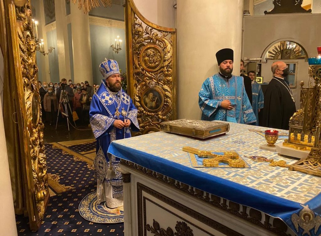 Митрополит Иларион: Пресвятая Богородица покрывает каждого человека Своим небесным омофором