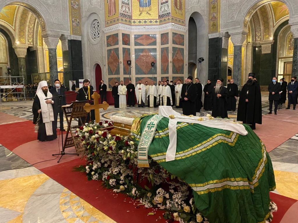 Митрополит Волоколамский Иларион совершил литию у гроба почившего Патриарха Сербского Иринея