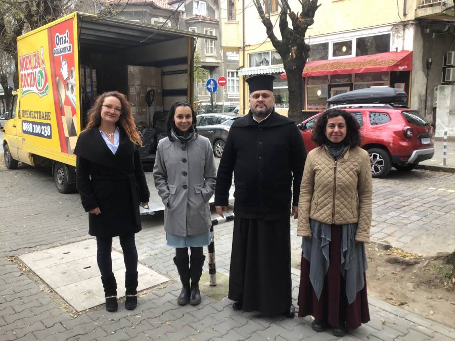 Пет столични енории дариха дрехи за деца-бежанци