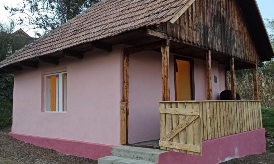 Un grup de preoți clujeni a renovat în trei săptămâni casa unui vârstnic cu dizabilitate