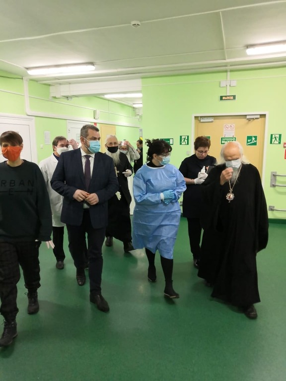 Епископ Пантелеимон посетил пациентов с коронавирусом в Санкт-Петербурге