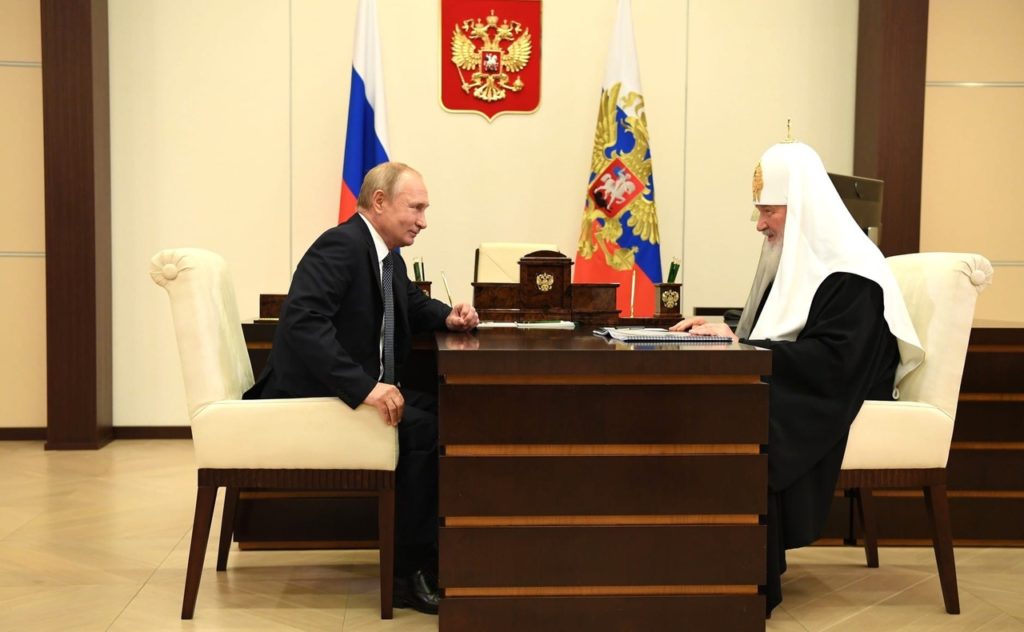 Президент России Владимир Путин поблагодарил Святейшего Патриарха Кирилла за помощь Церкви в пандемию и посещение священниками больных