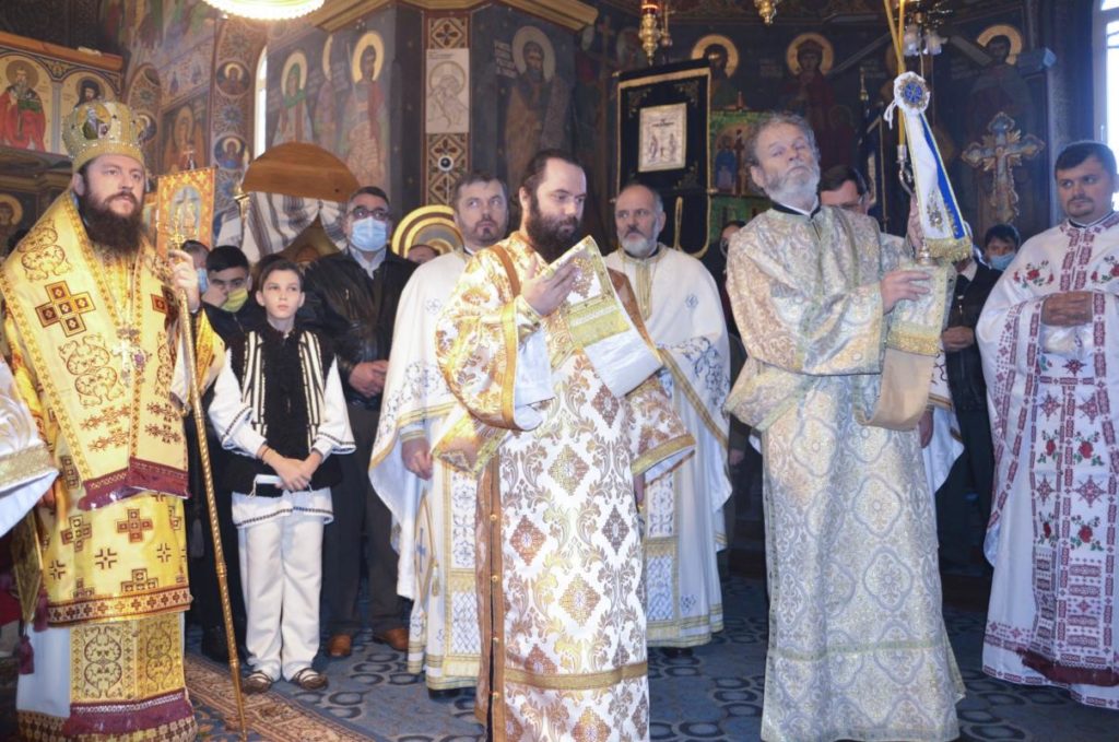 Liturghie arhierească la Biserica „Sfinţii Arhangheli” din Gura Humorului