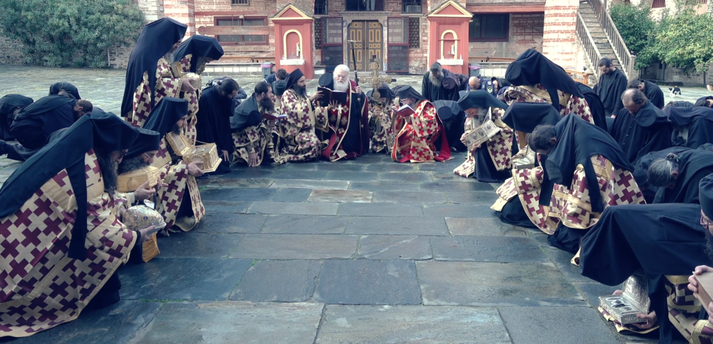 ΣΤΙΓΜΙΟΤΥΠΟ “ΟΡΘΟΔΟΞΙΑ”: Γονατιστά προσευχόμενοι για την απαλλαγή από την πανδημία