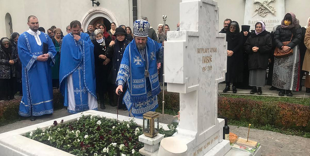 Епископ Стефан служио Литургију и парастос Патријарху Павлу и Митрополиту Амфилохију у манастиру Раковица