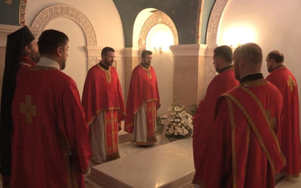 Владика Стефан служио Литургију и помен на Патријарховом гробу у крипти Храма Светог Саве