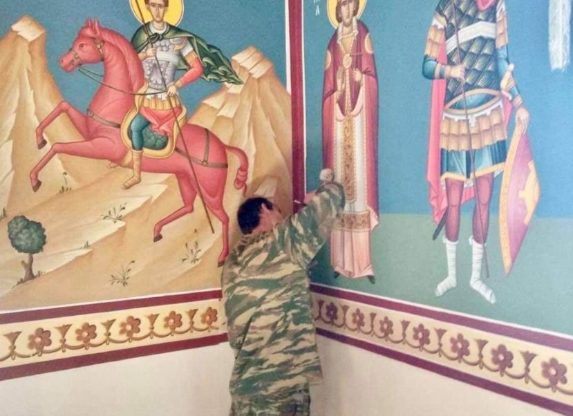 Η ΦΩΤΟΓΡΑΦΙΑ ΤΗΣ ΗΜΕΡΑΣ: Ο στρατός βοηθάει για ένα εκκλησάκι