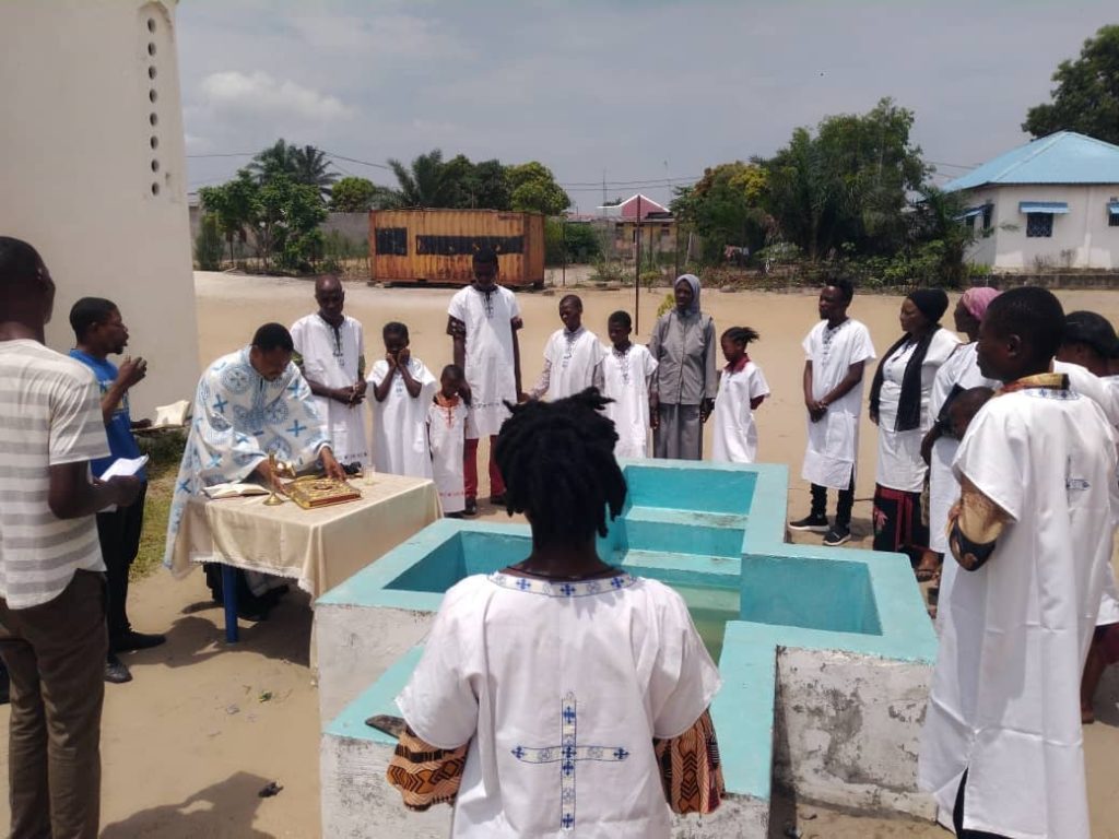 Βαπτίσεις στην ενορία Kingasani και όνειρα για έναν ναό
