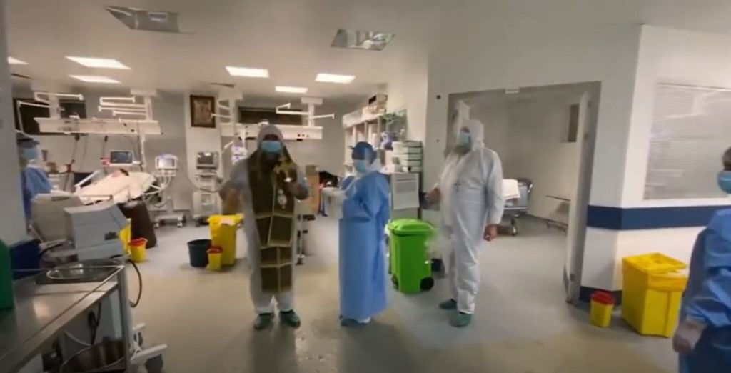 Αγιασμός σε ασθενείς με κορωνοϊό στο νοσοκομείο της Τιφλίδας