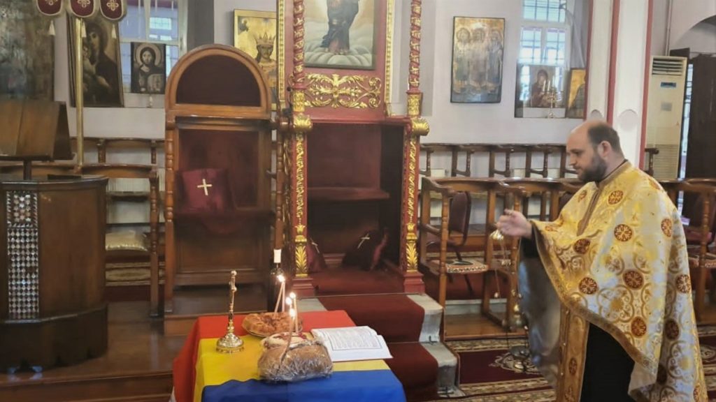 Ziua naţională în comunitatea românească din Istanbul: Slujbe pentru eroii neamului şi brad în culorile României