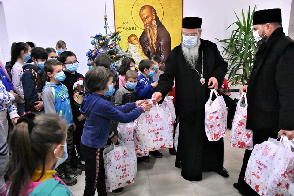 Episcopul Ignatie le-a oferit daruri copiilor și a sfințit casa unei bunicuțe din Vaslui