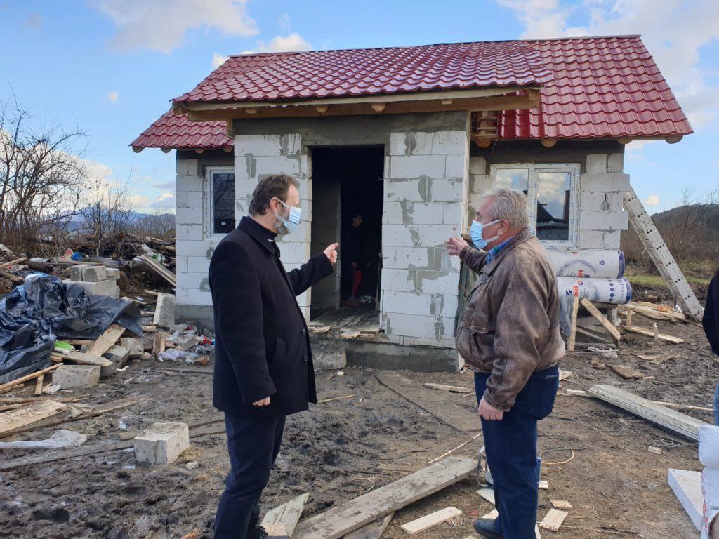 Noua casă a văduvei cu 7 copii din Târgu Lăpuș, este aproape gata. Parohia a mobilizat comunitatea