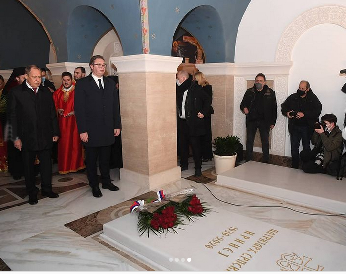 Σ. Λαβρόφ και Α. Βούτσιτς στον τάφο του Πατριάρχη Σερβίας
