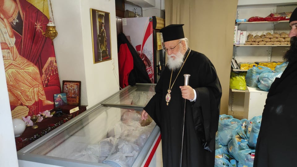 “Το καλάθι του πτωχού αδελφού” μοίρασε δέματα αγάπης και φέτος