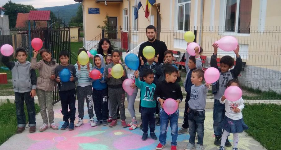 Prin implicarea Bisericii, romii din Bucşani au primit daruri