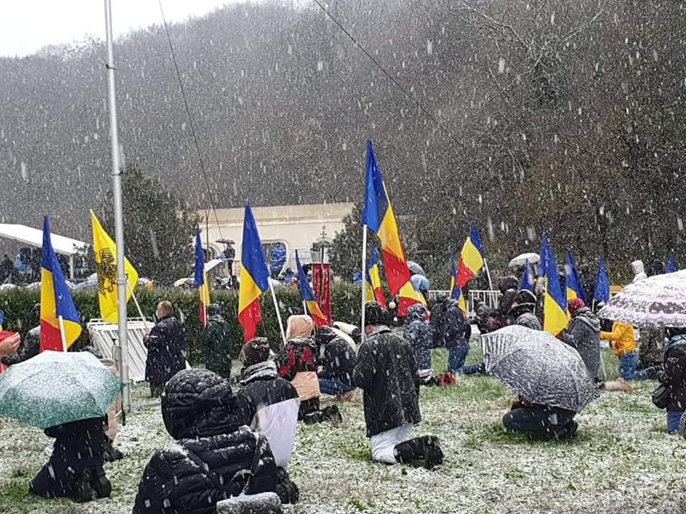 ΣΥΓΚΛΟΝΙΣΤΙΚΟ: Γονατιστοί μέσα στο χιόνι για τον Άγιο Ανδρέα