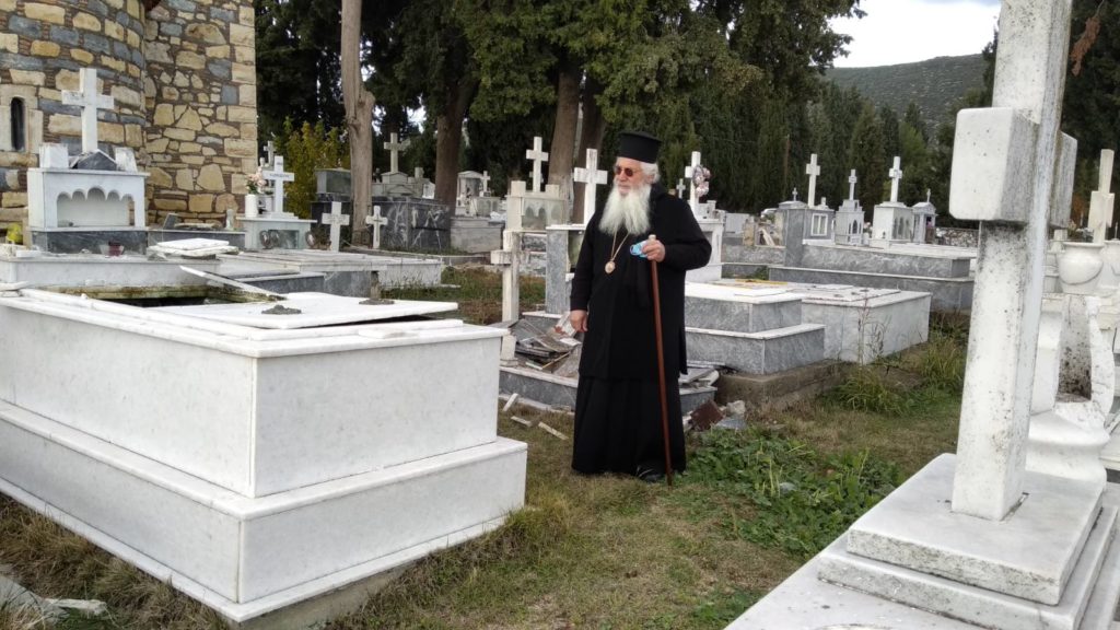 Επιθεώρησε τις ζημιές στο Κοιμητήριο από το σεισμό ο Μητροπολίτης Θηβών