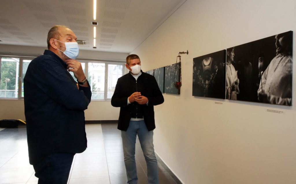 Отворена изложба фотографија Дарка Дозета „Бешеновска приношења”