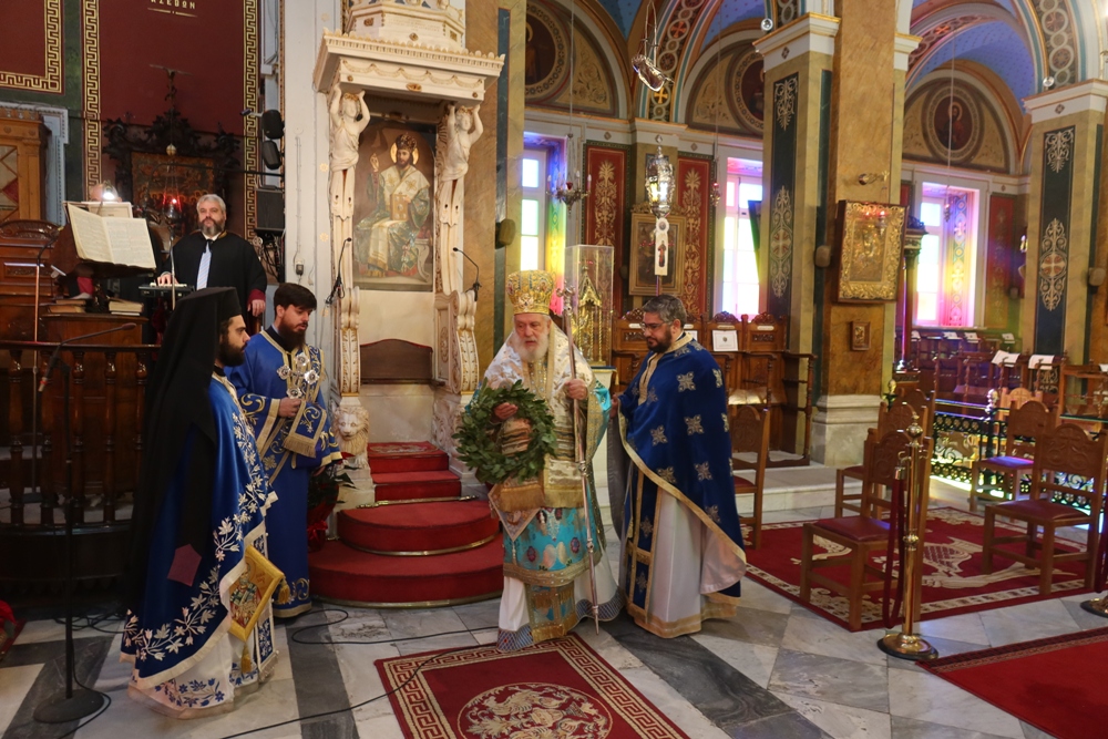 Στεφάνι στη μνήμη των αδικοχαμένων Ναυτικών από τον Μητροπολίτη Σύρου