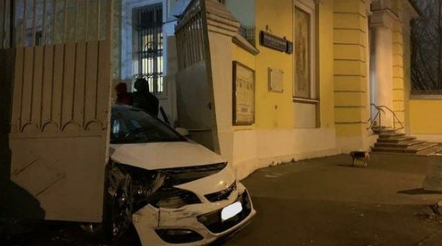 В Москве пьяный водитель въехал на территорию храма