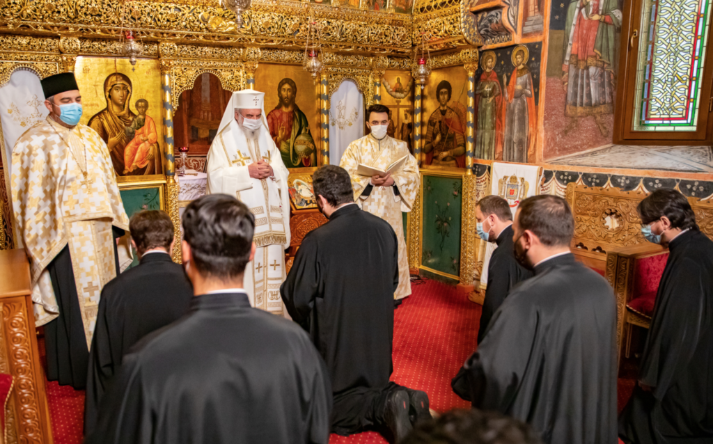 Patriarhul a hirotesit noi duhovnici. „Preotul, dezlegător de păcate şi îndrumător spiritual”