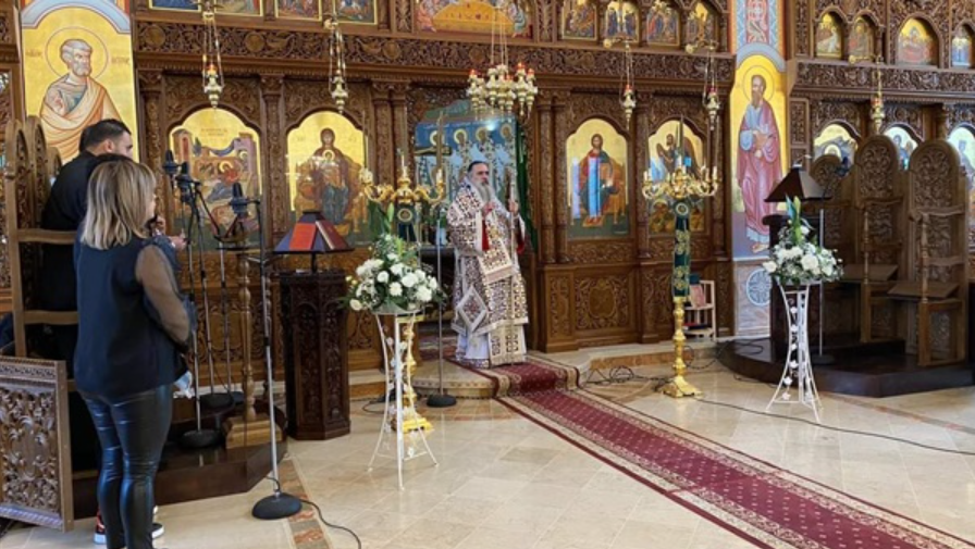 المطران عطا الله حنا يترأس القداس الإلهي بكنيسة السيدة العذراء للروم الأرثوذكس