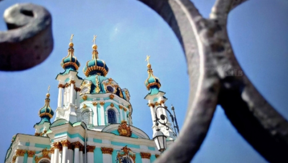 Представитель Варфоломея возглавляет литургию в Андреевской церкви
