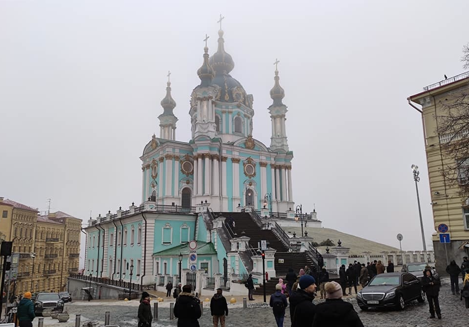 Андреевская церковь возобновляет регулярные богослужения