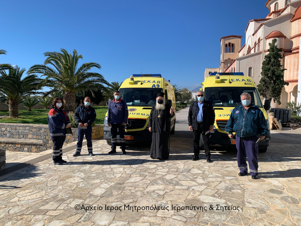 Χριστουγεννιάτικη επίσκεψη διασωστών του ΕΚΑΒ στον Σεβασμιώτατο