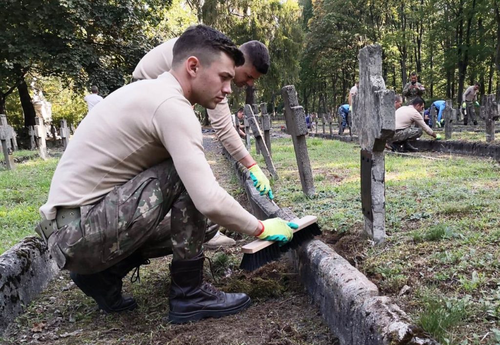 MApN restaurează mormintele eroilor români din cimitirul Lambinowice. Resfinţirea programată în 2021