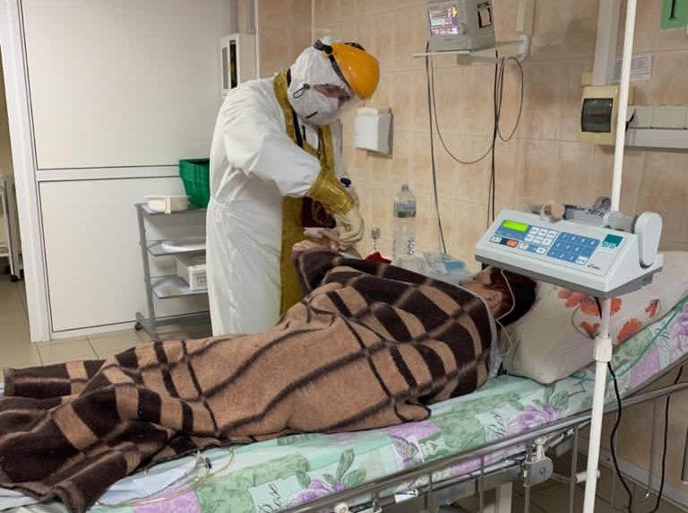 В Рязани священники начали посещать пациентов COVID-отделений