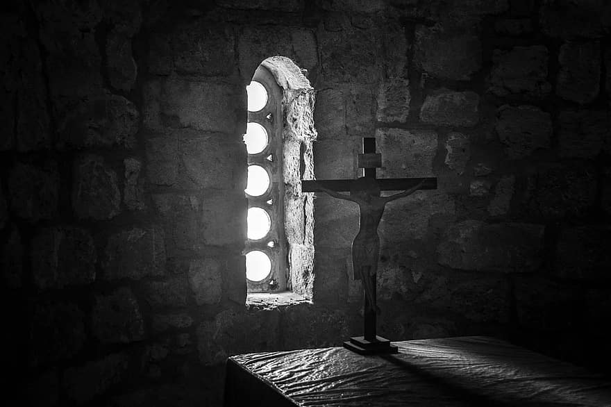 Γιατί να κυνηγάμε τα σκοτάδια;