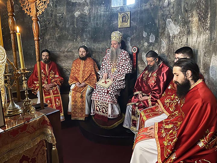 Владика Јоаникије богослужио у манастиру Ђурђевима Ступовима