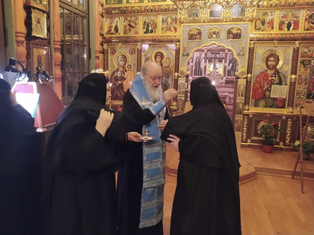 В канун праздника Введения во храм Пресвятой Богородицы Святейший Патриарх Кирилл совершил всенощное бдение в Александро-Невском скиту