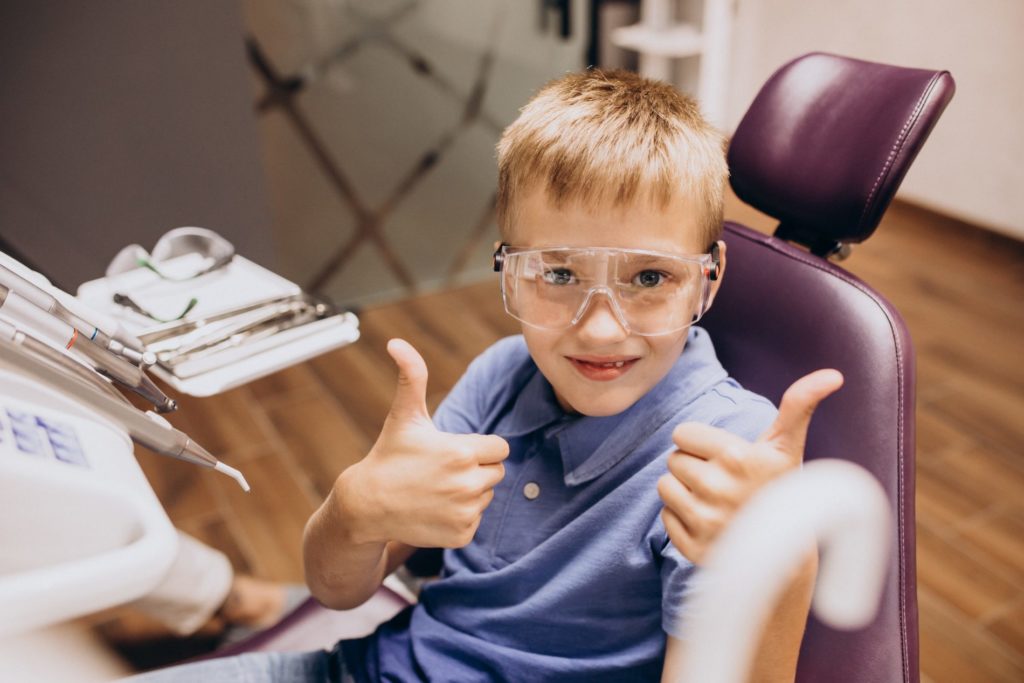 Un preot dentist va trata gratuit 20 de copii și tineri