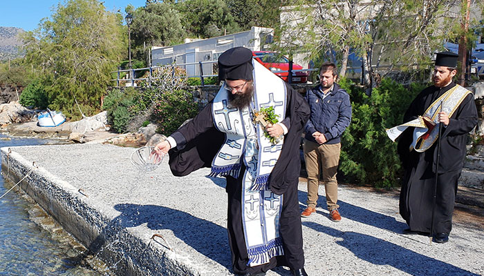 ΚΡΗΤΗ: Ο δεσπότης άγιασε τα Ύδατα στο λιμανάκι (ΦΩΤΟ)