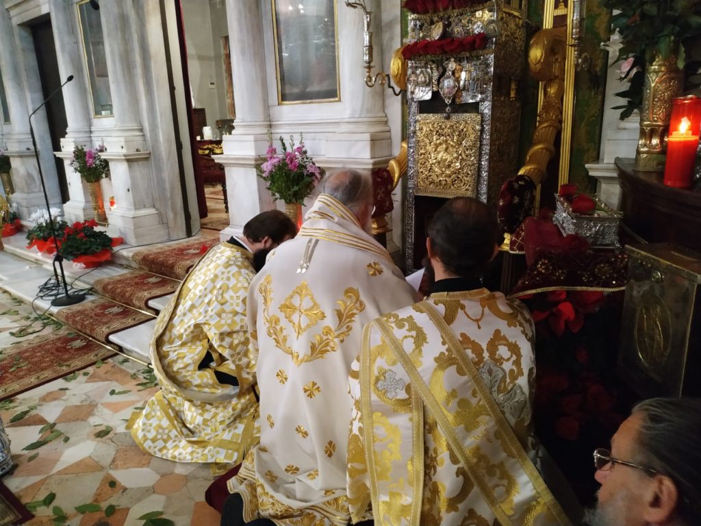 Προσευχήθηκαν γονατιστοί στον Άγιο Σπυρίδωνα – Κερκύρας Νεκτάριος: «Να επανακάμψουμε πνευματικά κοινωνία, κλήρος και λαός»