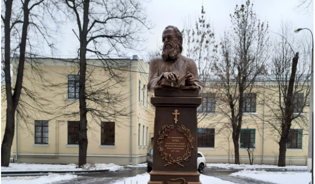 В парке Больницы Святителя Алексия установили скульптуру святителя Луки