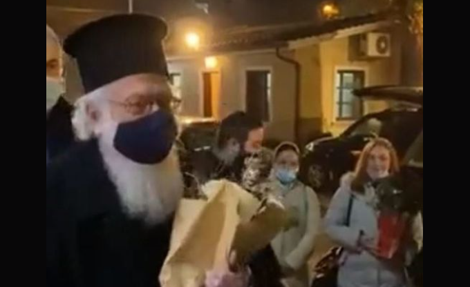Kryepiskopi Anastas u kthye në Tiranë pasi fitoi betejën me koronavirusin