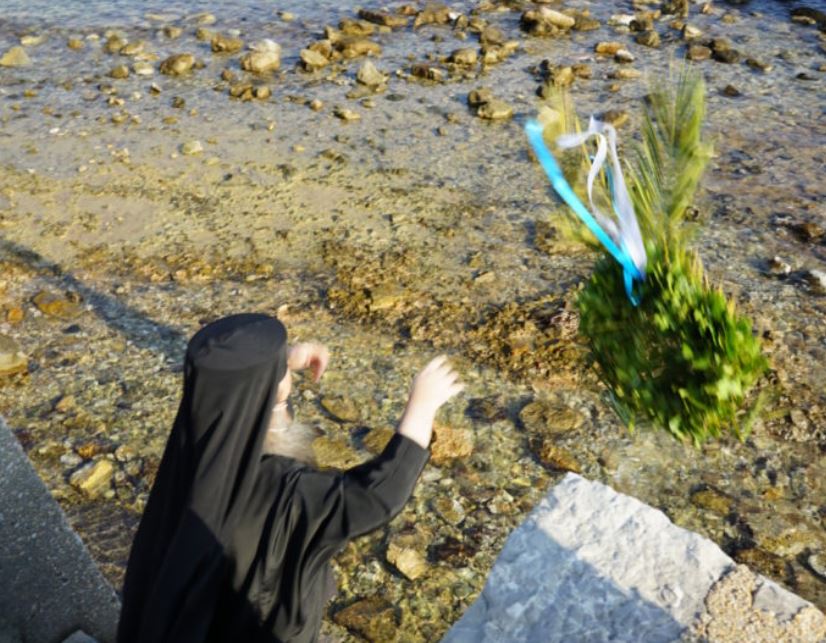 «Τα καντήλια των Εκκλησιών μας καίνε με αρμυρό νερό»