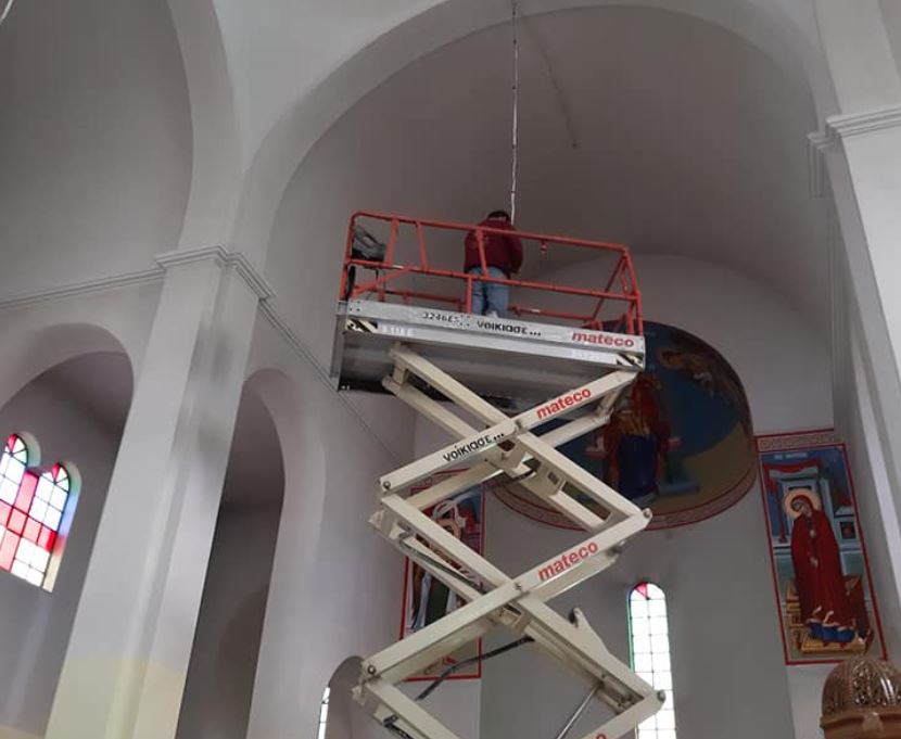 Η ΦΩΤΟΓΡΑΦΙΑ ΤΗΣ ΗΜΕΡΑΣ: Μπαίνουν οι πολυέλαιοι