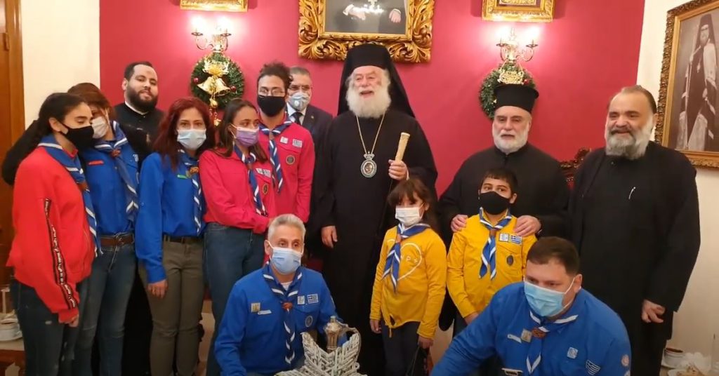 Ο Πατριάρχης Θεόδωρος ψάλλει τα Κάλαντα μαζί με τα παιδιά (ΒΙΝΤΕΟ)